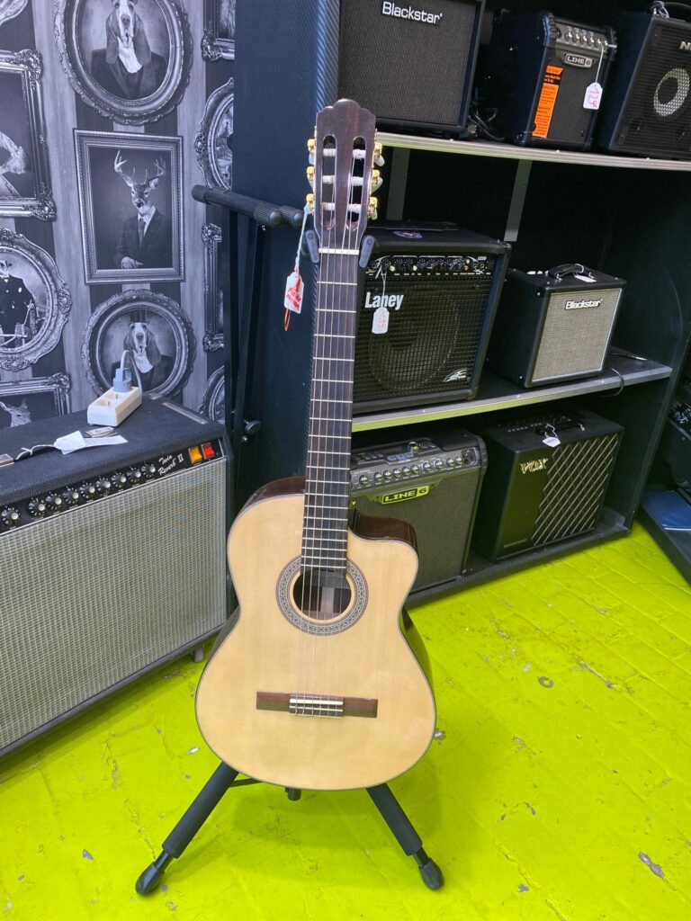 Guitare classique électroacoustique