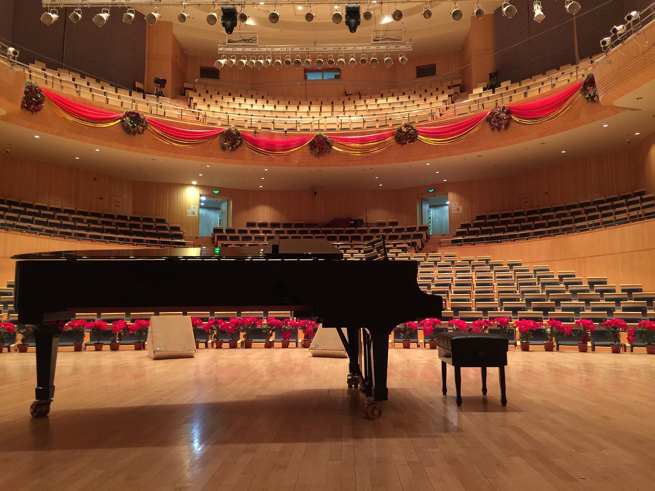 Un piano STEINWAY & SONS  » D » flambant neuf vient compléter notre parc de location de concert !!!